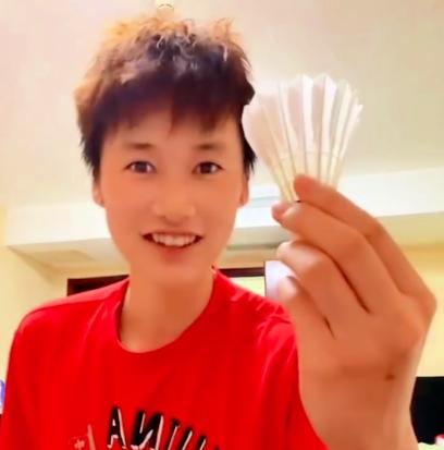 孙颖莎抛球队友们欢乐呐喊争抢孙颖莎抛球队友欢乐互动，争抢焦点时刻燃爆全场
