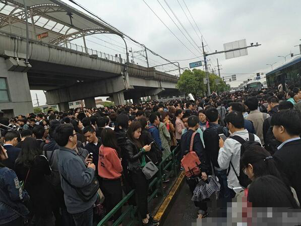 上海地铁突发故障 站台上挤满人上海地铁突发故障，站台上挤满人——应对挑战与提升服务质量
