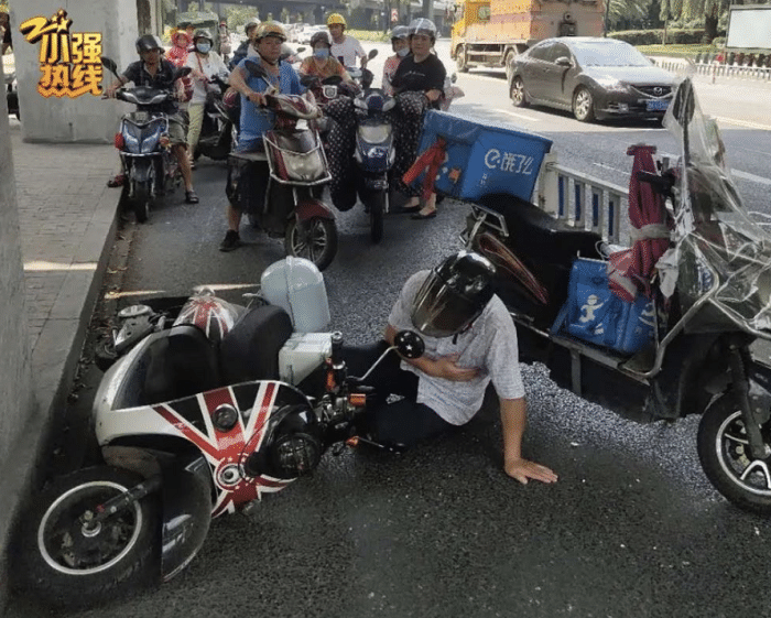 骑手遇老人摔倒毫不犹豫搀扶怎么办骑手遇到老人摔倒毫不犹豫搀扶，该如何处理？——一份详尽的指南