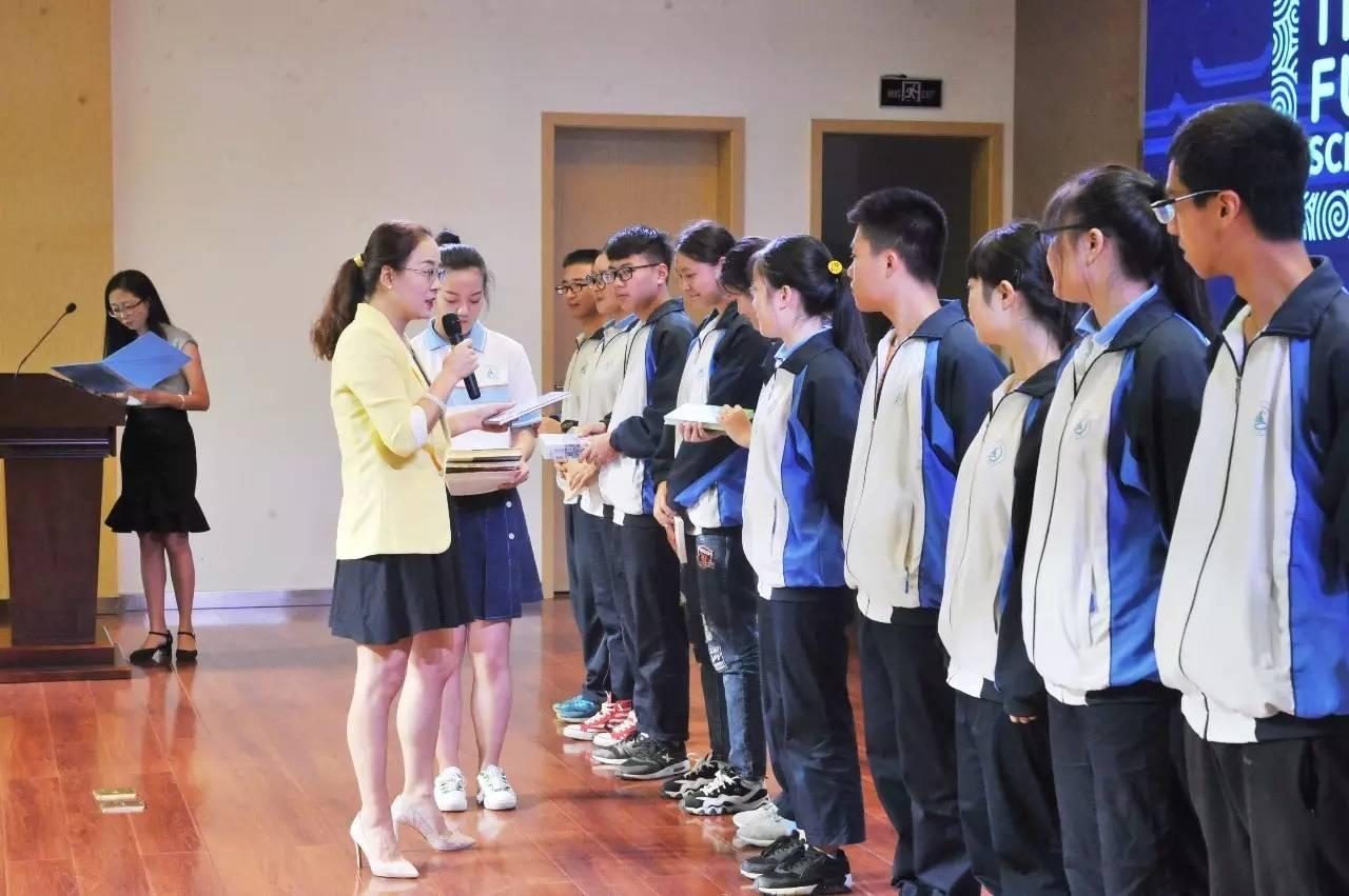 开学的第一天直播关于开学的第一天直播的内容，可能涉及到学校、老师、学生和家长等多个方面。以下是一个可能的直播脚本框架，您可以根据实际情况进行调整和补充