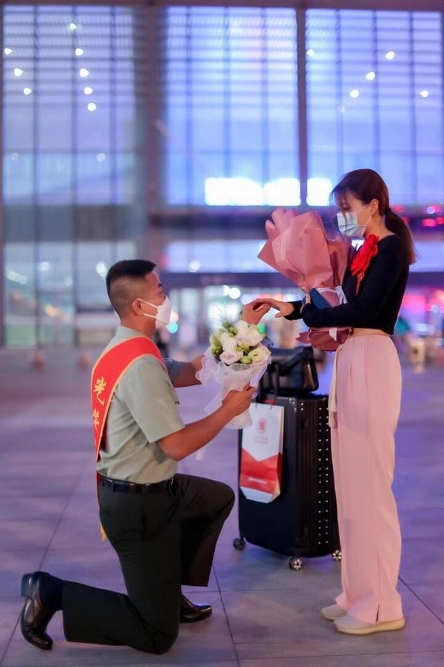 兵哥哥退役回家 妻子捧花来接站兵哥哥退役回家，妻子捧花接站——一段温馨的军旅爱情故事