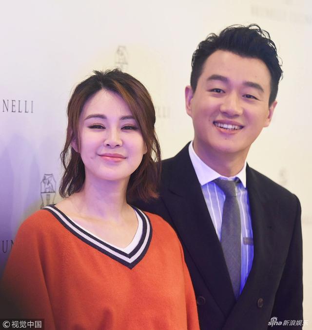 佟大为关悦夫妇恩爱牵手同框佟大为关悦夫妇，恩爱牵手同框，爱情的美好展现